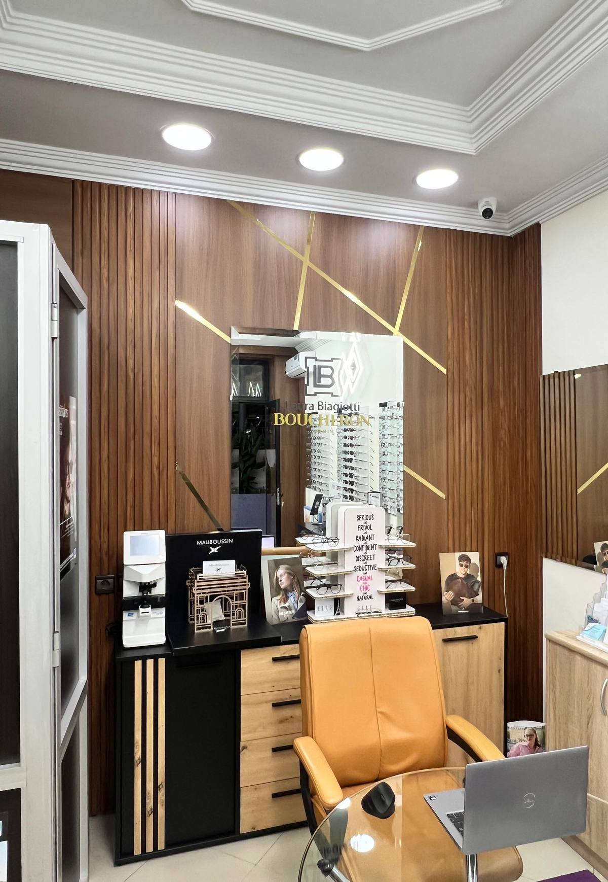 Le comptoir de la boutique avec le présentoir Mauboussin et le fauteuil d'essayage en cuir
