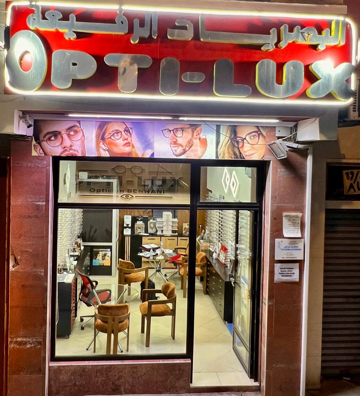 La devanture Opti-lux de nuit, N°38 Avenue Essalam à Rabat