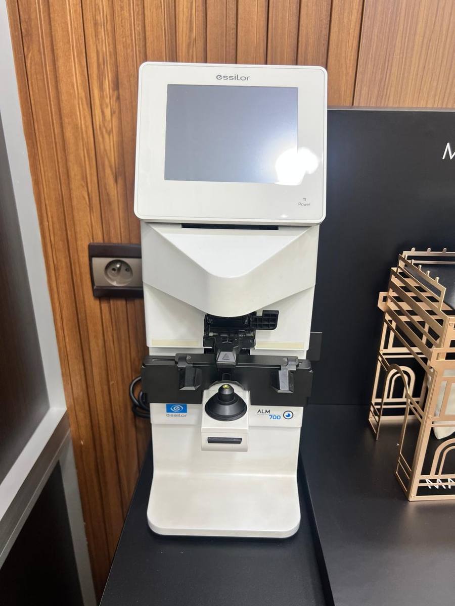 Frontofocomètre Essilor ALM 700 de l'atelier de mesure