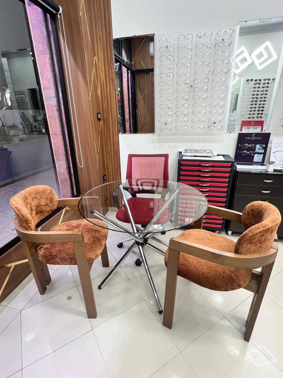 Le salon d'essayage et le mur de montures de la boutique